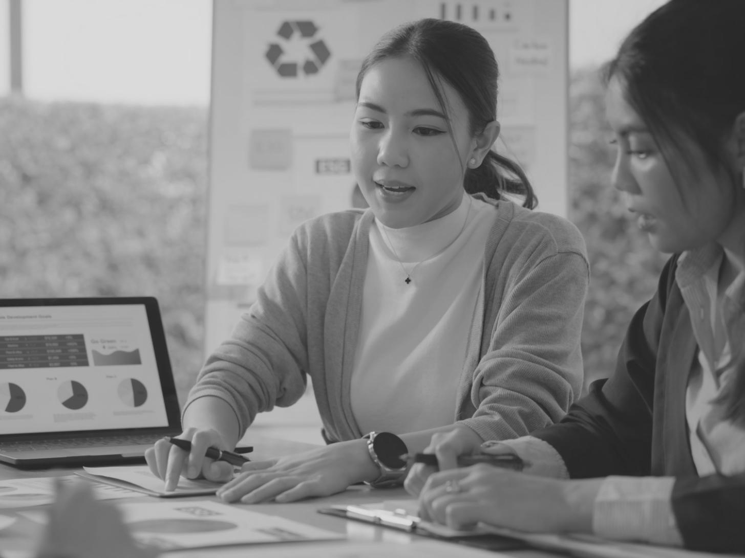 Studente che lavora su esercizi di scrittura creativa durante una sessione di pratica intensiva