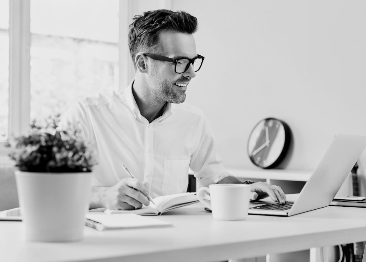 Sessione di analisi testuale con annotazioni su tecniche narrative